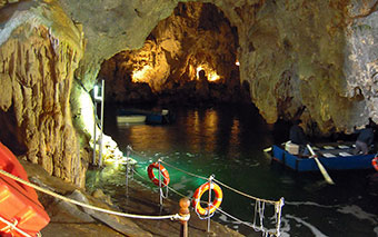 Смарагдова печера в Конка-дей-Маріні на узбережжі Амальфі, Італія